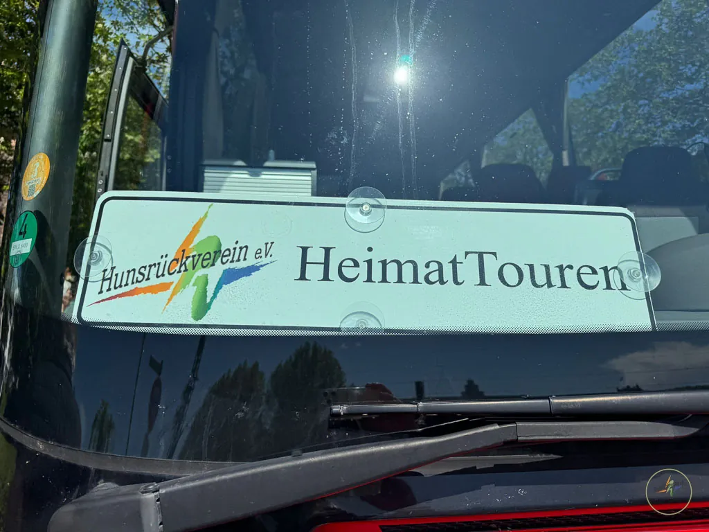 Bus mit dem HeimatTouren-Schild hinter der Windschutzscheibe