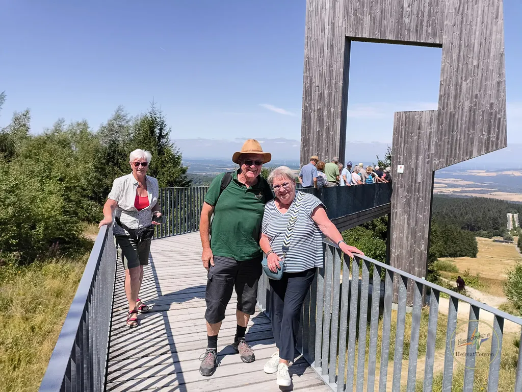 Wandergruppe auf dem Steg zur Windklang-Skulptur